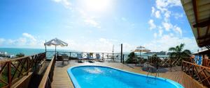 una piscina en un balcón con vistas al océano en Marsallis Praia Mar, en Natal