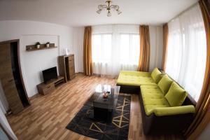 Travel Homzzz Apartments tesisinde bir oturma alanı