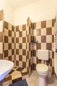 ブダペストにあるDobStreet Dream Apartmentのバスルーム(トイレ、洗面台、バスタブ付)
