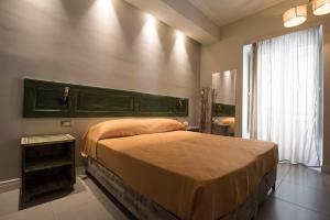 una camera da letto con un letto grande e una finestra di The Brilliant Place a Napoli