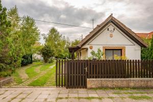 O grădină în afara Lovely Cottage Home