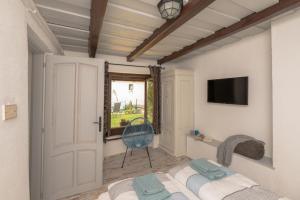 Un televizor și/sau centru de divertisment la Lovely Cottage Home