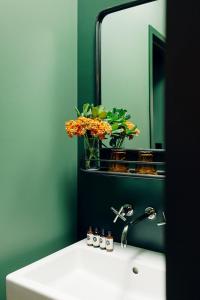 baño con lavabo con espejo y lavabo sidx sidx sidx sidx en Palihotel Seattle en Seattle