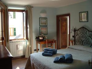 - une chambre avec un lit et 2 serviettes bleues dans l'établissement La Ca' Di Sala, à Margno