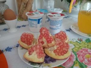 un plato de comida con uvas en una mesa en LI CURTI B&B, en Melissano