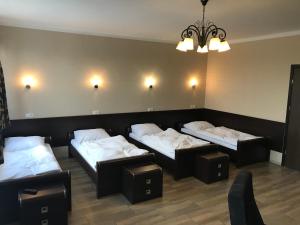 Posteľ alebo postele v izbe v ubytovaní Hotel Gościniec + 37 fotografií
