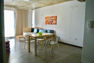 - un salon avec une table, des chaises et un canapé dans l'établissement Salzen - Portas do Sol, à Santa Maria