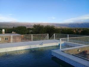 un puente sobre un cuerpo de agua con vistas en La bendicion en Villa Cura Brochero