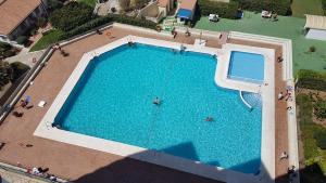 Bazén v ubytovaní Apartamento Turistico Peñalver Playa 316 alebo v jeho blízkosti