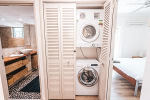 uma lavandaria com máquina de lavar e secar roupa em Inner City Oasis em Cairns