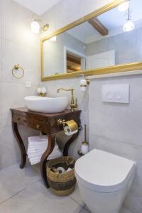 y baño con lavabo, aseo y espejo. en House for Rent Leila en Šibenik