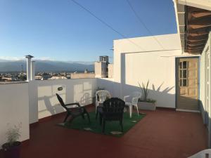 un patio con sedie e un tavolo su un balcone di Hostal del Milagro a Salta