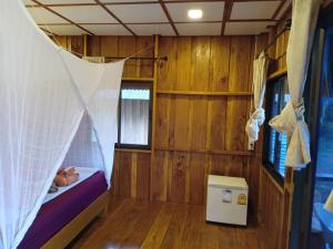 - une vue intérieure sur une chambre dotée de murs en bois dans l'établissement Friendly Koh Jum, à Ko Jum