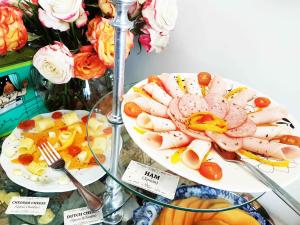 dos platos de comida en una mesa con flores en Casa Joaquin Boutique Hotel en Quito