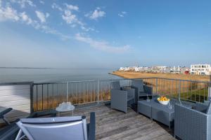 a balcony with chairs and a view of the ocean at Flamingo in Olpenitz
