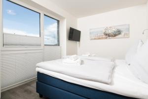 オルペニッツにあるZwischen den Meerenのベッドルーム1室(大型ベッド1台、窓付)