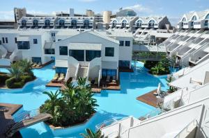בריכת השחייה שנמצאת ב-Susesi Luxury Resort או באזור