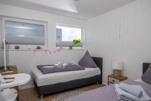 a small bedroom with a bed and a window at Schwimmendes Haus Sanibel in Olpenitz