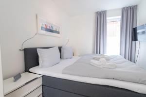 オルペニッツにあるHafenheimatのベッドルーム(白いシーツを使用した大型ベッド1台付)