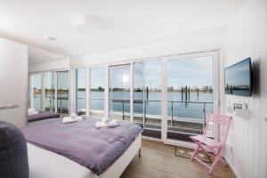 オルペニッツにあるSchwimmendes Haus Key Westのベッドルーム1室(ベッド1台付)が備わります。