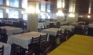 ห้องอาหารหรือที่รับประทานอาหารของ Flat Cavalinho Branco - 50J