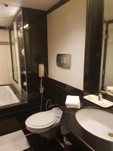Koupelna v ubytování Ramee Guestline Hotel Dadar