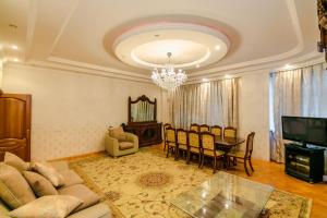 een woonkamer met een bank en een tafel bij Mirza Fatali Akhundova 154 Apartment in Baku