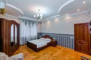 een slaapkamer met een bed en een tv in een kamer bij Mirza Fatali Akhundova 154 Apartment in Baku