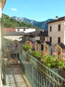 una vista da un balcone di una città con fiori di La Ca' Di Sala a Margno