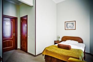 Postel nebo postele na pokoji v ubytování Shelfort Hotel
