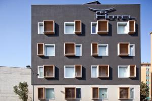 un edificio con ventanas con persianas marrones. en Nu Hotel, en Milán