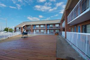 un bâtiment avec une passerelle en bois devant un bâtiment dans l'établissement Motel 6-Montgomery, AL - Coliseum, à Montgomery