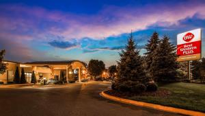 ein bestes westliches Plus-Schild vor einem Hotel in der Unterkunft Best Western Plus Guildwood Inn in Sarnia