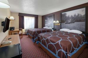 um quarto de hotel com duas camas e uma televisão de ecrã plano em Super 8 by Wyndham Fountain em Fountain