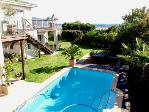 una piscina nel cortile di una casa di Monte Rosso Appartement a Somerset West