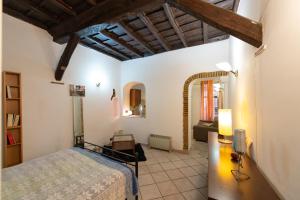 een slaapkamer met een bed en een woonkamer bij JUSTACASA alla SCALA Trastevere in Rome