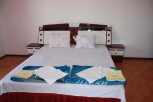 1 dormitorio con 1 cama grande y 2 toallas. en Vila Silvia, en Eforie Sud