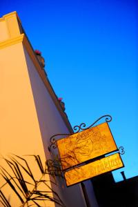 una señal se fija en el lateral de un edificio en Exedra Holiday House, en Leverano
