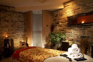 Postel nebo postele na pokoji v ubytování Falls Hotel & Spa