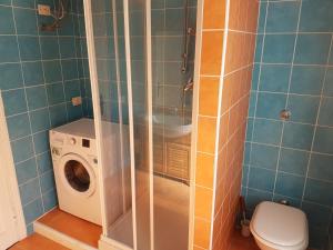 a bathroom with a washing machine and a washer at Appartamento centralissimo a Tortolì! 75mq in Tortolì