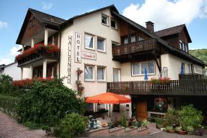 ein Hotel mit orangefarbenem Regenschirm davor in der Unterkunft Hotel Ursula Garni in Bad Brückenau