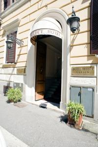 uma porta da frente de um hotel com plantas na frente em Hotel Select Garden em Roma