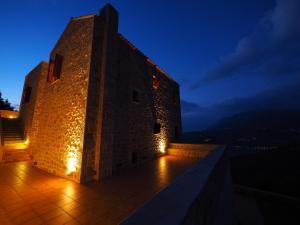 リメニにあるSophia Limeni Viewの夜間照明付きの建物