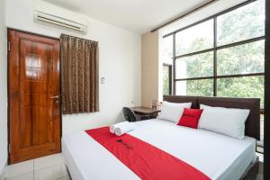 Un pat sau paturi într-o cameră la RedDoorz near Eka Hospital BSD City