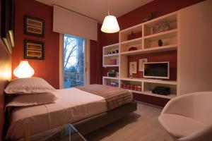 sypialnia z łóżkiem, telewizorem i półkami w obiekcie B&B Villa dei Calchi - Suite Room di Charme w mieście San Felice sul Panaro