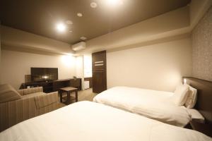 Postel nebo postele na pokoji v ubytování Dormy Inn Premium Osaka Kitahama