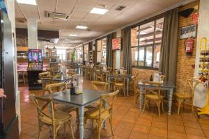 A restaurant or other place to eat at Hotel-Restaurante La Sima