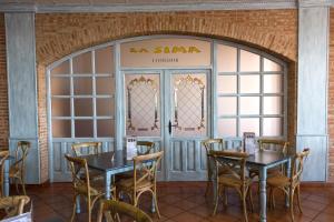 A restaurant or other place to eat at Hotel-Restaurante La Sima