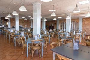 A restaurant or other place to eat at Hotel-Restaurante La Sima