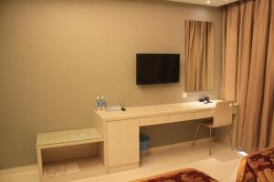 TV a/nebo společenská místnost v ubytování Aurora Hotel